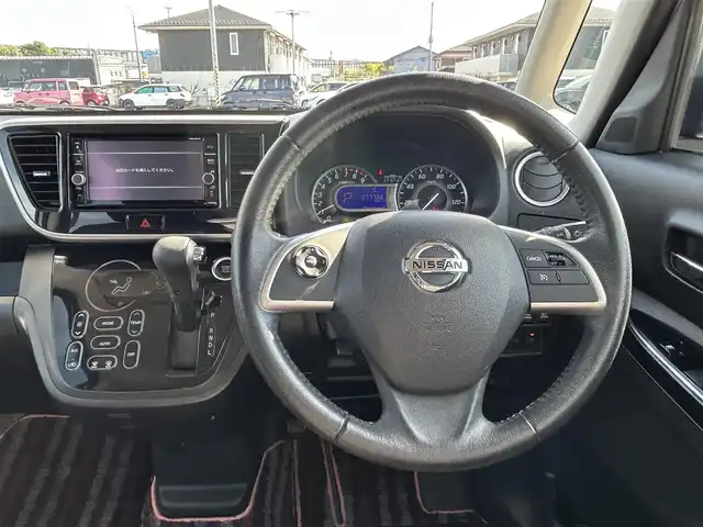 日産 デイズ ルークス ハイウェイスター Gターボ 千葉県 2019(平31)年 7.8万km ホワイトパール 純正ナビ/CD/DVD/Bluetooth/フルセグTV/ETC/前方ドライブレコーダー/両側パワースライドドア/アラウンドビューモニター/エマージェンシーブレーキ/踏み間違い衝突防止アシスト/クルーズコントロール/レーンキープアシスト/横滑り防止装置/衝突被害軽減/盗難防止装置/プッシュスタート/スペアキー1本/スマートキー/ステアリングスイッチ/純正15インチアルミホイール/レザー調シートカバー/保証書/取扱説明書