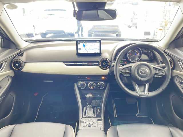 マツダ ＣＸ－３ XD スーパー エッジー 兵庫県 2023(令5)年 1.2万km グレーⅡ ・衝突軽減ブレーキ（SBS/SCBS）/・車間認知支援システム/・ブラインドスポットモニター/・車線逸脱警報システム/・交通標識認識システム/・ドライバーアテンションアラート/・パーキングセンサー/・レーダークルーズコントロール/・オートハイビーム/・ヘッドアップディスプレイ/・純正8.8インチナビ＆TV＆BT＆USB＆DVD/・360°カメラ/・スマートキー/・プッシュスタート/・ハーフレザーシート/・前席シートヒーター/・運転席パワーシート/・運転席メモリーシート/・ステアリングヒーター/・ステアリングスイッチ/・革巻きステアリング/・ETC/・電子パーキング/・オートホールド/・アダプティブLEDヘッドライト/・フォグランプ/・オートライト/・フロアマット/・18インチアルミホイール（ブラックメタリック塗装）