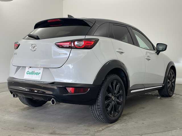 マツダ ＣＸ－３ XD スーパー エッジー 兵庫県 2023(令5)年 1.2万km グレーⅡ ・衝突軽減ブレーキ（SBS/SCBS）/・車間認知支援システム/・ブラインドスポットモニター/・車線逸脱警報システム/・交通標識認識システム/・ドライバーアテンションアラート/・パーキングセンサー/・レーダークルーズコントロール/・オートハイビーム/・ヘッドアップディスプレイ/・純正8.8インチナビ＆TV＆BT＆USB＆DVD/・360°カメラ/・スマートキー/・プッシュスタート/・ハーフレザーシート/・前席シートヒーター/・運転席パワーシート/・運転席メモリーシート/・ステアリングヒーター/・ステアリングスイッチ/・革巻きステアリング/・ETC/・電子パーキング/・オートホールド/・アダプティブLEDヘッドライト/・フォグランプ/・オートライト/・フロアマット/・18インチアルミホイール（ブラックメタリック塗装）