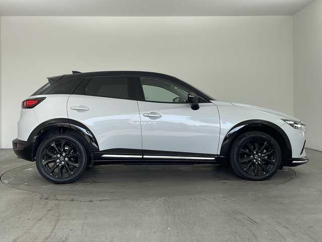 マツダ ＣＸ－３ XD スーパー エッジー 兵庫県 2023(令5)年 1.2万km グレーⅡ ・衝突軽減ブレーキ（SBS/SCBS）/・車間認知支援システム/・ブラインドスポットモニター/・車線逸脱警報システム/・交通標識認識システム/・ドライバーアテンションアラート/・パーキングセンサー/・レーダークルーズコントロール/・オートハイビーム/・ヘッドアップディスプレイ/・純正8.8インチナビ＆TV＆BT＆USB＆DVD/・360°カメラ/・スマートキー/・プッシュスタート/・ハーフレザーシート/・前席シートヒーター/・運転席パワーシート/・運転席メモリーシート/・ステアリングヒーター/・ステアリングスイッチ/・革巻きステアリング/・ETC/・電子パーキング/・オートホールド/・アダプティブLEDヘッドライト/・フォグランプ/・オートライト/・フロアマット/・18インチアルミホイール（ブラックメタリック塗装）