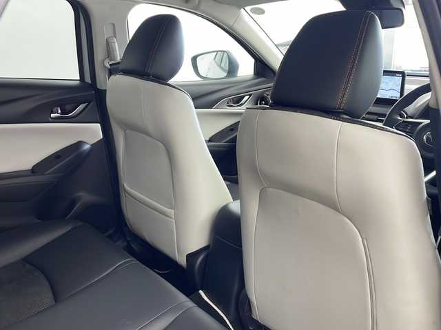 マツダ ＣＸ－３ XD スーパー エッジー 兵庫県 2023(令5)年 1.2万km グレーⅡ ・衝突軽減ブレーキ（SBS/SCBS）/・車間認知支援システム/・ブラインドスポットモニター/・車線逸脱警報システム/・交通標識認識システム/・ドライバーアテンションアラート/・パーキングセンサー/・レーダークルーズコントロール/・オートハイビーム/・ヘッドアップディスプレイ/・純正8.8インチナビ＆TV＆BT＆USB＆DVD/・360°カメラ/・スマートキー/・プッシュスタート/・ハーフレザーシート/・前席シートヒーター/・運転席パワーシート/・運転席メモリーシート/・ステアリングヒーター/・ステアリングスイッチ/・革巻きステアリング/・ETC/・電子パーキング/・オートホールド/・アダプティブLEDヘッドライト/・フォグランプ/・オートライト/・フロアマット/・18インチアルミホイール（ブラックメタリック塗装）