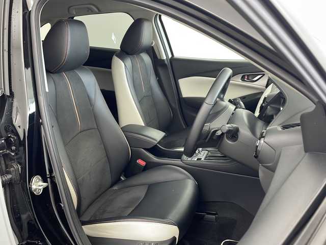 マツダ ＣＸ－３ XD スーパー エッジー 兵庫県 2023(令5)年 1.2万km グレーⅡ ・衝突軽減ブレーキ（SBS/SCBS）/・車間認知支援システム/・ブラインドスポットモニター/・車線逸脱警報システム/・交通標識認識システム/・ドライバーアテンションアラート/・パーキングセンサー/・レーダークルーズコントロール/・オートハイビーム/・ヘッドアップディスプレイ/・純正8.8インチナビ＆TV＆BT＆USB＆DVD/・360°カメラ/・スマートキー/・プッシュスタート/・ハーフレザーシート/・前席シートヒーター/・運転席パワーシート/・運転席メモリーシート/・ステアリングヒーター/・ステアリングスイッチ/・革巻きステアリング/・ETC/・電子パーキング/・オートホールド/・アダプティブLEDヘッドライト/・フォグランプ/・オートライト/・フロアマット/・18インチアルミホイール（ブラックメタリック塗装）