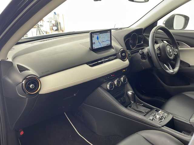 マツダ ＣＸ－３ XD スーパー エッジー 兵庫県 2023(令5)年 1.2万km グレーⅡ ・衝突軽減ブレーキ（SBS/SCBS）/・車間認知支援システム/・ブラインドスポットモニター/・車線逸脱警報システム/・交通標識認識システム/・ドライバーアテンションアラート/・パーキングセンサー/・レーダークルーズコントロール/・オートハイビーム/・ヘッドアップディスプレイ/・純正8.8インチナビ＆TV＆BT＆USB＆DVD/・360°カメラ/・スマートキー/・プッシュスタート/・ハーフレザーシート/・前席シートヒーター/・運転席パワーシート/・運転席メモリーシート/・ステアリングヒーター/・ステアリングスイッチ/・革巻きステアリング/・ETC/・電子パーキング/・オートホールド/・アダプティブLEDヘッドライト/・フォグランプ/・オートライト/・フロアマット/・18インチアルミホイール（ブラックメタリック塗装）