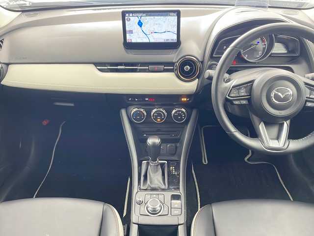 マツダ ＣＸ－３ XD スーパー エッジー 兵庫県 2023(令5)年 1.2万km グレーⅡ ・衝突軽減ブレーキ（SBS/SCBS）/・車間認知支援システム/・ブラインドスポットモニター/・車線逸脱警報システム/・交通標識認識システム/・ドライバーアテンションアラート/・パーキングセンサー/・レーダークルーズコントロール/・オートハイビーム/・ヘッドアップディスプレイ/・純正8.8インチナビ＆TV＆BT＆USB＆DVD/・360°カメラ/・スマートキー/・プッシュスタート/・ハーフレザーシート/・前席シートヒーター/・運転席パワーシート/・運転席メモリーシート/・ステアリングヒーター/・ステアリングスイッチ/・革巻きステアリング/・ETC/・電子パーキング/・オートホールド/・アダプティブLEDヘッドライト/・フォグランプ/・オートライト/・フロアマット/・18インチアルミホイール（ブラックメタリック塗装）