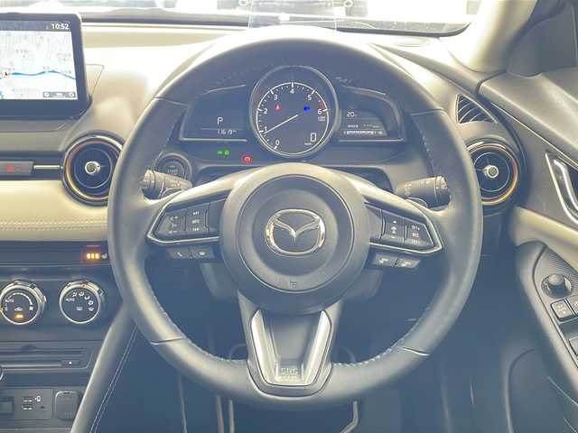 マツダ ＣＸ－３ XD スーパー エッジー 兵庫県 2023(令5)年 1.2万km グレーⅡ ・衝突軽減ブレーキ（SBS/SCBS）/・車間認知支援システム/・ブラインドスポットモニター/・車線逸脱警報システム/・交通標識認識システム/・ドライバーアテンションアラート/・パーキングセンサー/・レーダークルーズコントロール/・オートハイビーム/・ヘッドアップディスプレイ/・純正8.8インチナビ＆TV＆BT＆USB＆DVD/・360°カメラ/・スマートキー/・プッシュスタート/・ハーフレザーシート/・前席シートヒーター/・運転席パワーシート/・運転席メモリーシート/・ステアリングヒーター/・ステアリングスイッチ/・革巻きステアリング/・ETC/・電子パーキング/・オートホールド/・アダプティブLEDヘッドライト/・フォグランプ/・オートライト/・フロアマット/・18インチアルミホイール（ブラックメタリック塗装）