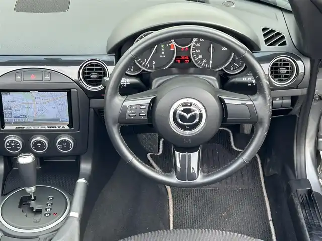 マツダ ロードスター S RHT 神奈川県 2013(平25)年 0.8万km アルミニウムメタリック ワンオーナー/純正ディーラーナビ/フルセグTV/BT/CD/DVD/ETC/革巻きハンドル/純正16インチAW/スペアキー×１/電動オープン/ハードトップ/HIDヘッドライト