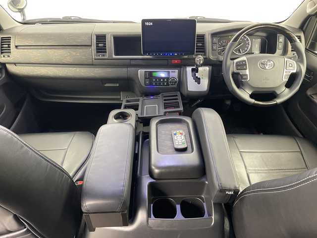 トヨタ ハイエース GL 道央・札幌 2023(令5)年 0.7万km ブラックマイカ ・４WD/寒冷地仕様/・FLEXオリジナルシート V/・トヨタセーフティセンス/・プリクラッシュセーフティ/・アルパイン11インチフローティングナビ/・DVD.CD.SD.BT.フルセグ/・パノラミックビューモニター/・バックカメラ/・アルパイン　フリップダウンモニター/・左パワースライドドア/・リアヒーター・クーラー/・LEDライト/オートハイビーム/・革調シートカバー/・ローダウン/・AC100V/・スマートキー