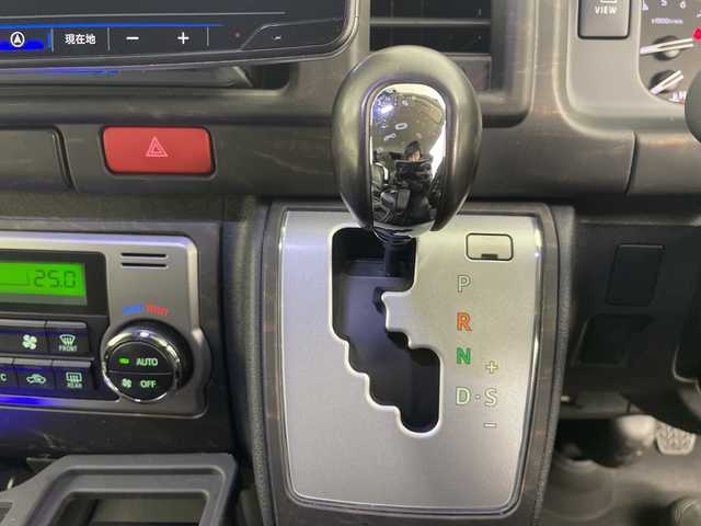 トヨタ ハイエース GL 道央・札幌 2023(令5)年 0.7万km ブラックマイカ ・４WD/寒冷地仕様/・FLEXオリジナルシート V/・トヨタセーフティセンス/・プリクラッシュセーフティ/・アルパイン11インチフローティングナビ/・DVD.CD.SD.BT.フルセグ/・パノラミックビューモニター/・バックカメラ/・アルパイン　フリップダウンモニター/・左パワースライドドア/・リアヒーター・クーラー/・LEDライト/オートハイビーム/・革調シートカバー/・ローダウン/・AC100V/・スマートキー