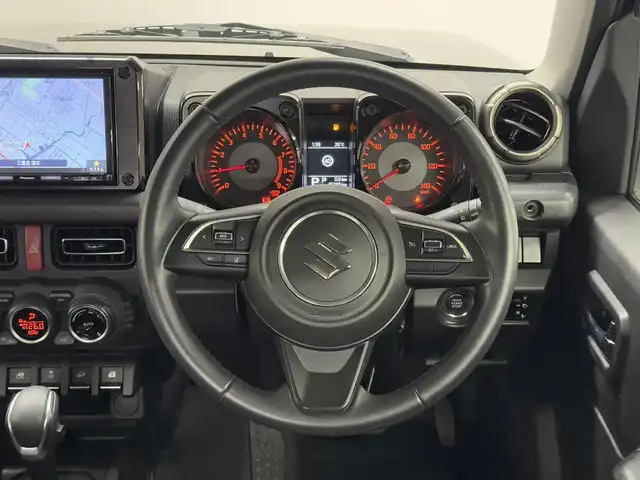 スズキ ジムニー XC 三重県 2019(令1)年 4.6万km ブルーイッシュブラックパール3 ガソリン・ターボ/パートタイム4WD 高低二段切替式（後輪駆動ベース）/フロア4AT/純正 8インチナビ AVIC-RLS901/（CD/DVD/MSV/SD/FM/AM/TV/Bluetooth/iPod/USB/AUX）/バックカメラ/安全/・デュアルセンサーブレーキサポート/・デュアルセンサーブレーキサポート/・車線逸脱警報機能/・ふらつき警報機能/・誤発進抑制機能/・標識認識機能（車両進入禁止、はみ出し通行禁止、最高速度）/・ブレーキLSDトラクションコントロール（4WD－L）/・頸部衝撃緩和フロントシート/・頭部衝撃軽減構造インテリア/装備/・オートライト/・LEDヘッドライト/・ハイビームアシスト/・オートエアコン/・ヒルディセントコントロール（HDC）/・ステアリングスイッチ/・プッシュスタート/・スマートキーx2