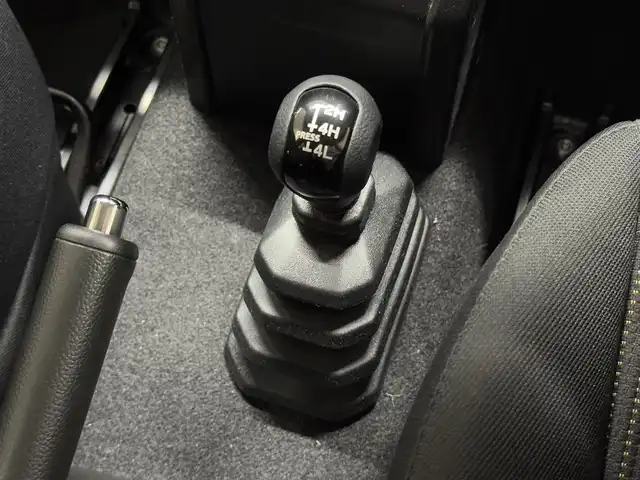 スズキ ジムニー XC 三重県 2019(令1)年 4.6万km ブルーイッシュブラックパール3 ガソリン・ターボ/パートタイム4WD 高低二段切替式（後輪駆動ベース）/フロア4AT/純正 8インチナビ AVIC-RLS901/（CD/DVD/MSV/SD/FM/AM/TV/Bluetooth/iPod/USB/AUX）/バックカメラ/安全/・デュアルセンサーブレーキサポート/・デュアルセンサーブレーキサポート/・車線逸脱警報機能/・ふらつき警報機能/・誤発進抑制機能/・標識認識機能（車両進入禁止、はみ出し通行禁止、最高速度）/・ブレーキLSDトラクションコントロール（4WD－L）/・頸部衝撃緩和フロントシート/・頭部衝撃軽減構造インテリア/装備/・オートライト/・LEDヘッドライト/・ハイビームアシスト/・オートエアコン/・ヒルディセントコントロール（HDC）/・ステアリングスイッチ/・プッシュスタート/・スマートキーx2