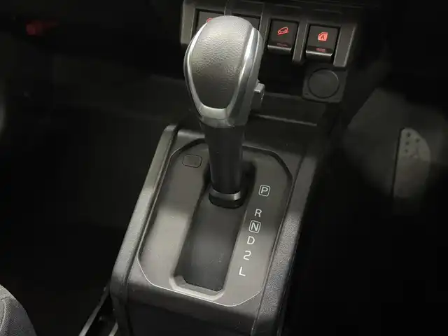 スズキ ジムニー XC 三重県 2019(令1)年 4.6万km ブルーイッシュブラックパール3 ガソリン・ターボ/パートタイム4WD 高低二段切替式（後輪駆動ベース）/フロア4AT/純正 8インチナビ AVIC-RLS901/（CD/DVD/MSV/SD/FM/AM/TV/Bluetooth/iPod/USB/AUX）/バックカメラ/安全/・デュアルセンサーブレーキサポート/・デュアルセンサーブレーキサポート/・車線逸脱警報機能/・ふらつき警報機能/・誤発進抑制機能/・標識認識機能（車両進入禁止、はみ出し通行禁止、最高速度）/・ブレーキLSDトラクションコントロール（4WD－L）/・頸部衝撃緩和フロントシート/・頭部衝撃軽減構造インテリア/装備/・オートライト/・LEDヘッドライト/・ハイビームアシスト/・オートエアコン/・ヒルディセントコントロール（HDC）/・ステアリングスイッチ/・プッシュスタート/・スマートキーx2