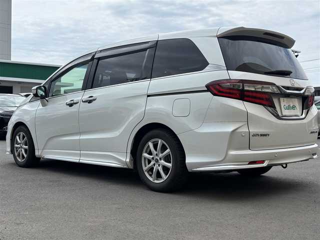 ホンダ オデッセイ アブソルート・EXホンダセンジング 東京都 2018(平30)年 9.9万km プラチナホワイトパール 純正ナビ/６スピーカー/ホンダセンシング/マルチビューモニター/ホンダスマートパーキングアシストシステム/パーキングセンサーシステム/ブラインドスポットインフォメーション/アウターウエルカムライト付両側パワースライドドア/LEDヘッドランプ/オートライト/LEDアクティブコーナリングライト/コンフォートビューパッケージ（親水/ヒーテッドドアミラー/フロントドア撥水ガラス）/レッド照明アナログメーター/マルチインフォメーションディスプレイ/革巻きステアリングホイール/ステアリングスイッチ/パドルシフト/SRSエアバック （運転席/助手席）/プラズマクラスター付左右独立温度調整オートエアコン/リアオートエアコン/ブラックプライムスムース（合皮）/ファブリックコンビシート/パワーシート/シートヒーター/大型アームレスト（運転席/助手席）/センターコンソール/２列目プレミアムグレードルシート（オットマン /小物入/左右アームレスト付キャプテンシート）/リヤモニター/アダプティブクルーズコントロール　/車線維持支援システム