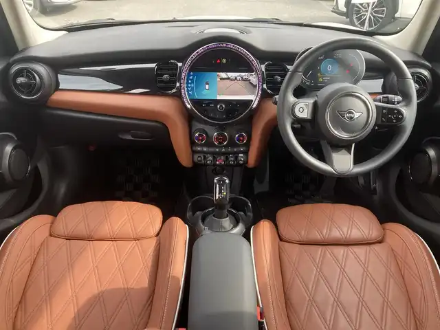 ＭＩＮＩ ミニ クーパー D 熊本県 2022(令4)年 1.5万km ペッパー・ホワイト ・スマートキー/・プッシュスタート/・インテリジェントセーフティ/・茶革シート/・前席シートヒーター/・純正ディスプレイオーディオ/　【Bluetooth・USB・AppleCarPlay】/・バックカメラ/・ETC/・ドライブレコーダー(前後録画)/・LEDヘッドランプ/・UKテール/・純正マット
