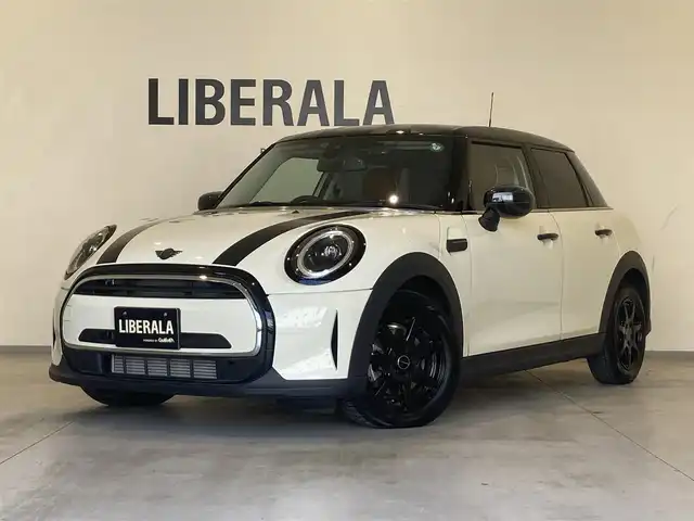 ＭＩＮＩ ミニ クーパー D 熊本県 2022(令4)年 1.5万km ペッパー・ホワイト ・スマートキー/・プッシュスタート/・インテリジェントセーフティ/・茶革シート/・前席シートヒーター/・純正ディスプレイオーディオ/　【Bluetooth・USB・AppleCarPlay】/・バックカメラ/・ETC/・ドライブレコーダー(前後録画)/・LEDヘッドランプ/・UKテール/・純正マット