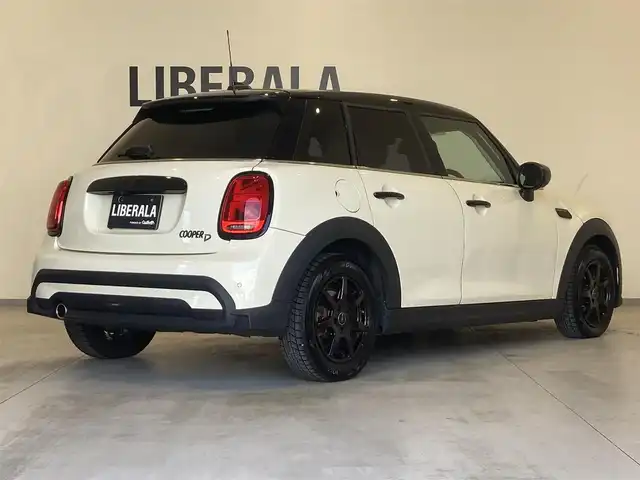 ＭＩＮＩ ミニ クーパー D 熊本県 2022(令4)年 1.5万km ペッパー・ホワイト ・スマートキー/・プッシュスタート/・インテリジェントセーフティ/・茶革シート/・前席シートヒーター/・純正ディスプレイオーディオ/　【Bluetooth・USB・AppleCarPlay】/・バックカメラ/・ETC/・ドライブレコーダー(前後録画)/・LEDヘッドランプ/・UKテール/・純正マット