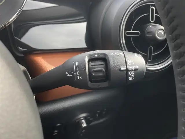 ＭＩＮＩ ミニ クーパー D 熊本県 2022(令4)年 1.5万km ペッパー・ホワイト ・スマートキー/・プッシュスタート/・インテリジェントセーフティ/・茶革シート/・前席シートヒーター/・純正ディスプレイオーディオ/　【Bluetooth・USB・AppleCarPlay】/・バックカメラ/・ETC/・ドライブレコーダー(前後録画)/・LEDヘッドランプ/・UKテール/・純正マット