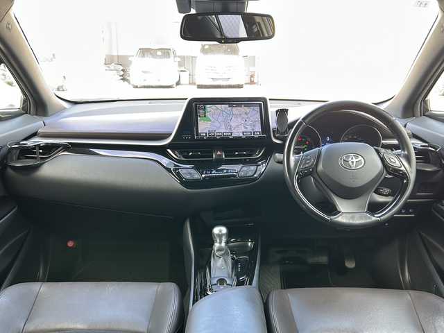 トヨタ Ｃ－ＨＲ G 千葉県 2017(平29)年 7.2万km ブラックマイカ 純正SDナビNSZT-Y66T/フルセグTV/CD/DVD/BT接続/ETC/バックカメラ/クルーズコントロール/前後コーナーセンサー/衝突被害軽減システム/レーンキープアシスト/LEDヘッドライト/シートヒーター/オートライト/オートハイビーム/純正アルミホイール/純正フロアマット/ドアバイザー/スペアキー/ハーフレザーシート/プッシュスタート/保証書/取扱説明書/記録簿