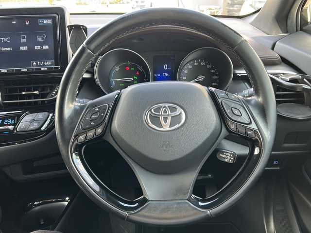トヨタ Ｃ－ＨＲ G 千葉県 2017(平29)年 7.2万km ブラックマイカ 純正SDナビNSZT-Y66T/フルセグTV/CD/DVD/BT接続/ETC/バックカメラ/クルーズコントロール/前後コーナーセンサー/衝突被害軽減システム/レーンキープアシスト/LEDヘッドライト/シートヒーター/オートライト/オートハイビーム/純正アルミホイール/純正フロアマット/ドアバイザー/スペアキー/ハーフレザーシート/プッシュスタート/保証書/取扱説明書/記録簿