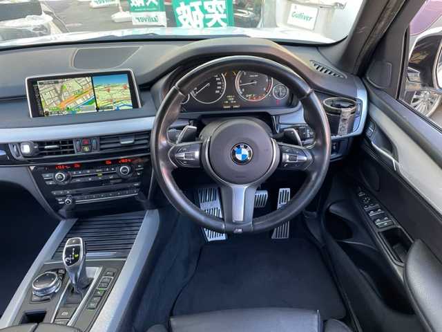 ＢＭＷ Ｘ５ xDrive 35d Mスポーツ 神奈川県 2014(平26)年 11万km アルピンホワイトⅢ インテリジェントセーフティ/純正HDDナビ		/・CD/DVD/BT	/バックカメラ/クリアランスソナー/バックミラー内臓ETC	/レザーシート/前席パワーシート/全席シートヒーター/スライディングサンルーフ/ルーフレール/パワーバックドア/クルーズコントロール/純正19インチAW/アイドリングストップ/パドルシフト付ステアリング/純正HIDヘッドライト/オートライト/フロント/バックフォグ/プッシュEgスタート/ストップ		/スマートキー×2/ターンランプ付電動格納ドアミラー/ドアバイザー/純正フロアマット/取扱説明書/新車時保証書