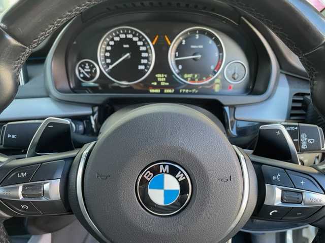 ＢＭＷ Ｘ５ xDrive 35d Mスポーツ 神奈川県 2014(平26)年 11万km アルピンホワイトⅢ インテリジェントセーフティ/純正HDDナビ		/・CD/DVD/BT	/バックカメラ/クリアランスソナー/バックミラー内臓ETC	/レザーシート/前席パワーシート/全席シートヒーター/スライディングサンルーフ/ルーフレール/パワーバックドア/クルーズコントロール/純正19インチAW/アイドリングストップ/パドルシフト付ステアリング/純正HIDヘッドライト/オートライト/フロント/バックフォグ/プッシュEgスタート/ストップ		/スマートキー×2/ターンランプ付電動格納ドアミラー/ドアバイザー/純正フロアマット/取扱説明書/新車時保証書