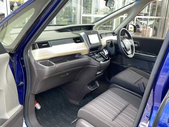 ホンダ フリード ハイブリット G ホンダセンシング 静岡県 2018(平30)年 6万km コバルトブルーパール ホンダセンシング/・衝突軽減ブレーキ/・路外逸脱抑制機能/・歩行者事故低減ステアリング/・誤発進抑制機能/・先行車追従機能/・標識認識機能/ナビ/・ラジオ/・SD/CD/DVD/ipod/USB/Bluetooth/フルセグTV/主要装備/・両側パワースライドドア　/・レーダークルーズコントロール　/・ＬＥＤヘッドライト　/・ＥＴＣ　/・ステアリングリモコン　/・オートライト　/・コーナーセンサー　/・プッシュスタート　/・スマートキー　/・純正アルミキャップ/・純正フロアマット