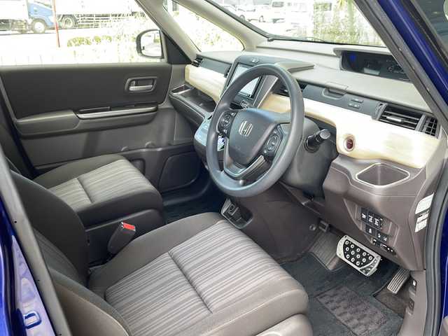 ホンダ フリード ハイブリット G ホンダセンシング 静岡県 2018(平30)年 6万km コバルトブルーパール ホンダセンシング/・衝突軽減ブレーキ/・路外逸脱抑制機能/・歩行者事故低減ステアリング/・誤発進抑制機能/・先行車追従機能/・標識認識機能/ナビ/・ラジオ/・SD/CD/DVD/ipod/USB/Bluetooth/フルセグTV/主要装備/・両側パワースライドドア　/・レーダークルーズコントロール　/・ＬＥＤヘッドライト　/・ＥＴＣ　/・ステアリングリモコン　/・オートライト　/・コーナーセンサー　/・プッシュスタート　/・スマートキー　/・純正アルミキャップ/・純正フロアマット