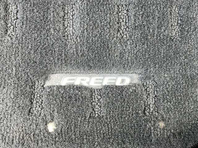 ホンダ フリード ハイブリット G ホンダセンシング 静岡県 2018(平30)年 6万km コバルトブルーパール ホンダセンシング/・衝突軽減ブレーキ/・路外逸脱抑制機能/・歩行者事故低減ステアリング/・誤発進抑制機能/・先行車追従機能/・標識認識機能/ナビ/・ラジオ/・SD/CD/DVD/ipod/USB/Bluetooth/フルセグTV/主要装備/・両側パワースライドドア　/・レーダークルーズコントロール　/・ＬＥＤヘッドライト　/・ＥＴＣ　/・ステアリングリモコン　/・オートライト　/・コーナーセンサー　/・プッシュスタート　/・スマートキー　/・純正アルミキャップ/・純正フロアマット