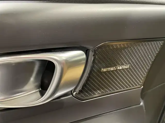 ボルボ ＸＣ４０ T4 AWD インスクリプション 愛知県 2018(平30)年 4.4万km 紺 ハーマンカードンサウンド　/オルフォス製クリスタルノブ　/ベージュレザーシート　/シートヒーター　/純正ナビ　/Ｂｌｕｅｔｏｏｔｈ　/３６０度カメラ　/フルセグＴＶ　/ＡｐｐｌｅＣａｒＰｌａｙ　/ＡｎｄｒｏｉｄＡｕｔｏ/ワイヤレスチャージ/パワーシート/コーナーセンサー/ACC/LKA/BSM/自動駐車/自動発車/インテリジェントセーフティー/ETC/プッシュスタート/ウィンカーミラー/アイドリングストップ