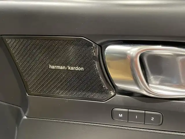 ボルボ ＸＣ４０ T4 AWD インスクリプション 愛知県 2018(平30)年 4.4万km 紺 ハーマンカードンサウンド　/オルフォス製クリスタルノブ　/ベージュレザーシート　/シートヒーター　/純正ナビ　/Ｂｌｕｅｔｏｏｔｈ　/３６０度カメラ　/フルセグＴＶ　/ＡｐｐｌｅＣａｒＰｌａｙ　/ＡｎｄｒｏｉｄＡｕｔｏ/ワイヤレスチャージ/パワーシート/コーナーセンサー/ACC/LKA/BSM/自動駐車/自動発車/インテリジェントセーフティー/ETC/プッシュスタート/ウィンカーミラー/アイドリングストップ