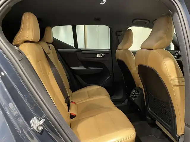ボルボ ＸＣ４０ T4 AWD インスクリプション 愛知県 2018(平30)年 4.4万km 紺 ハーマンカードンサウンド　/オルフォス製クリスタルノブ　/ベージュレザーシート　/シートヒーター　/純正ナビ　/Ｂｌｕｅｔｏｏｔｈ　/３６０度カメラ　/フルセグＴＶ　/ＡｐｐｌｅＣａｒＰｌａｙ　/ＡｎｄｒｏｉｄＡｕｔｏ/ワイヤレスチャージ/パワーシート/コーナーセンサー/ACC/LKA/BSM/自動駐車/自動発車/インテリジェントセーフティー/ETC/プッシュスタート/ウィンカーミラー/アイドリングストップ