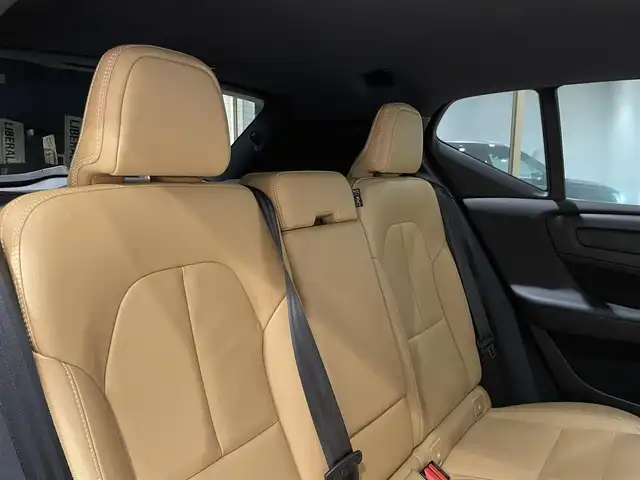 ボルボ ＸＣ４０ T4 AWD インスクリプション 愛知県 2018(平30)年 4.4万km 紺 ハーマンカードンサウンド　/オルフォス製クリスタルノブ　/ベージュレザーシート　/シートヒーター　/純正ナビ　/Ｂｌｕｅｔｏｏｔｈ　/３６０度カメラ　/フルセグＴＶ　/ＡｐｐｌｅＣａｒＰｌａｙ　/ＡｎｄｒｏｉｄＡｕｔｏ/ワイヤレスチャージ/パワーシート/コーナーセンサー/ACC/LKA/BSM/自動駐車/自動発車/インテリジェントセーフティー/ETC/プッシュスタート/ウィンカーミラー/アイドリングストップ