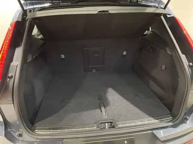 ボルボ ＸＣ４０ T4 AWD インスクリプション 愛知県 2018(平30)年 4.4万km 紺 ハーマンカードンサウンド　/オルフォス製クリスタルノブ　/ベージュレザーシート　/シートヒーター　/純正ナビ　/Ｂｌｕｅｔｏｏｔｈ　/３６０度カメラ　/フルセグＴＶ　/ＡｐｐｌｅＣａｒＰｌａｙ　/ＡｎｄｒｏｉｄＡｕｔｏ/ワイヤレスチャージ/パワーシート/コーナーセンサー/ACC/LKA/BSM/自動駐車/自動発車/インテリジェントセーフティー/ETC/プッシュスタート/ウィンカーミラー/アイドリングストップ
