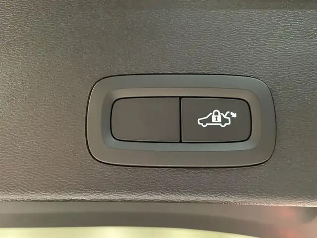 ボルボ ＸＣ４０ T4 AWD インスクリプション 愛知県 2018(平30)年 4.4万km 紺 ハーマンカードンサウンド　/オルフォス製クリスタルノブ　/ベージュレザーシート　/シートヒーター　/純正ナビ　/Ｂｌｕｅｔｏｏｔｈ　/３６０度カメラ　/フルセグＴＶ　/ＡｐｐｌｅＣａｒＰｌａｙ　/ＡｎｄｒｏｉｄＡｕｔｏ/ワイヤレスチャージ/パワーシート/コーナーセンサー/ACC/LKA/BSM/自動駐車/自動発車/インテリジェントセーフティー/ETC/プッシュスタート/ウィンカーミラー/アイドリングストップ