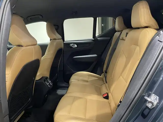 ボルボ ＸＣ４０ T4 AWD インスクリプション 愛知県 2018(平30)年 4.4万km 紺 ハーマンカードンサウンド　/オルフォス製クリスタルノブ　/ベージュレザーシート　/シートヒーター　/純正ナビ　/Ｂｌｕｅｔｏｏｔｈ　/３６０度カメラ　/フルセグＴＶ　/ＡｐｐｌｅＣａｒＰｌａｙ　/ＡｎｄｒｏｉｄＡｕｔｏ/ワイヤレスチャージ/パワーシート/コーナーセンサー/ACC/LKA/BSM/自動駐車/自動発車/インテリジェントセーフティー/ETC/プッシュスタート/ウィンカーミラー/アイドリングストップ