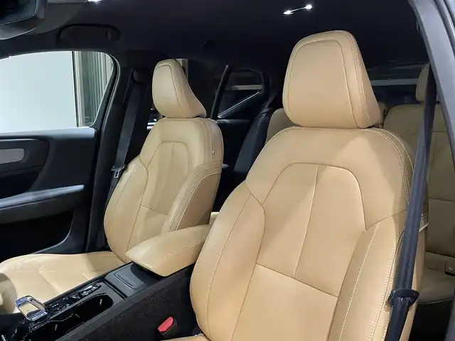 ボルボ ＸＣ４０ T4 AWD インスクリプション 愛知県 2018(平30)年 4.4万km 紺 ハーマンカードンサウンド　/オルフォス製クリスタルノブ　/ベージュレザーシート　/シートヒーター　/純正ナビ　/Ｂｌｕｅｔｏｏｔｈ　/３６０度カメラ　/フルセグＴＶ　/ＡｐｐｌｅＣａｒＰｌａｙ　/ＡｎｄｒｏｉｄＡｕｔｏ/ワイヤレスチャージ/パワーシート/コーナーセンサー/ACC/LKA/BSM/自動駐車/自動発車/インテリジェントセーフティー/ETC/プッシュスタート/ウィンカーミラー/アイドリングストップ