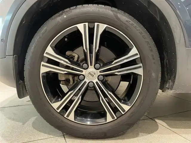 ボルボ ＸＣ４０ T4 AWD インスクリプション 愛知県 2018(平30)年 4.4万km 紺 ハーマンカードンサウンド　/オルフォス製クリスタルノブ　/ベージュレザーシート　/シートヒーター　/純正ナビ　/Ｂｌｕｅｔｏｏｔｈ　/３６０度カメラ　/フルセグＴＶ　/ＡｐｐｌｅＣａｒＰｌａｙ　/ＡｎｄｒｏｉｄＡｕｔｏ/ワイヤレスチャージ/パワーシート/コーナーセンサー/ACC/LKA/BSM/自動駐車/自動発車/インテリジェントセーフティー/ETC/プッシュスタート/ウィンカーミラー/アイドリングストップ