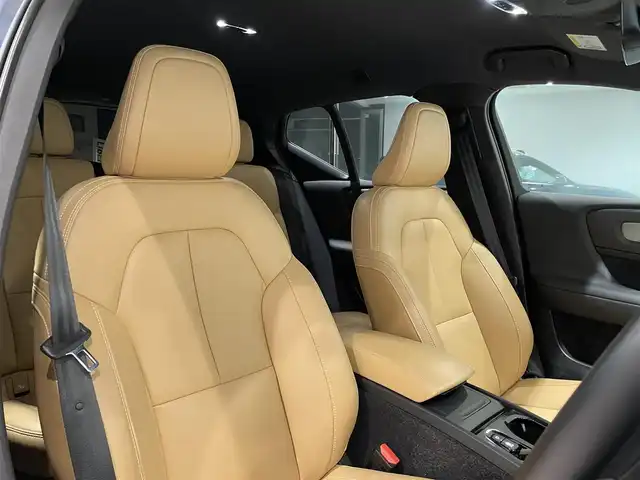 ボルボ ＸＣ４０ T4 AWD インスクリプション 愛知県 2018(平30)年 4.4万km 紺 ハーマンカードンサウンド　/オルフォス製クリスタルノブ　/ベージュレザーシート　/シートヒーター　/純正ナビ　/Ｂｌｕｅｔｏｏｔｈ　/３６０度カメラ　/フルセグＴＶ　/ＡｐｐｌｅＣａｒＰｌａｙ　/ＡｎｄｒｏｉｄＡｕｔｏ/ワイヤレスチャージ/パワーシート/コーナーセンサー/ACC/LKA/BSM/自動駐車/自動発車/インテリジェントセーフティー/ETC/プッシュスタート/ウィンカーミラー/アイドリングストップ
