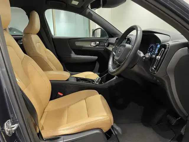ボルボ ＸＣ４０ T4 AWD インスクリプション 愛知県 2018(平30)年 4.4万km 紺 ハーマンカードンサウンド　/オルフォス製クリスタルノブ　/ベージュレザーシート　/シートヒーター　/純正ナビ　/Ｂｌｕｅｔｏｏｔｈ　/３６０度カメラ　/フルセグＴＶ　/ＡｐｐｌｅＣａｒＰｌａｙ　/ＡｎｄｒｏｉｄＡｕｔｏ/ワイヤレスチャージ/パワーシート/コーナーセンサー/ACC/LKA/BSM/自動駐車/自動発車/インテリジェントセーフティー/ETC/プッシュスタート/ウィンカーミラー/アイドリングストップ
