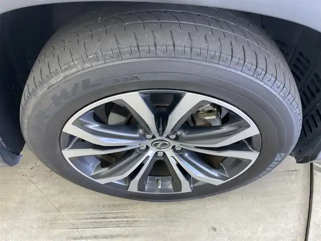 レクサス ＲＸ 450h バージョンL 岡山県 2022(令4)年 3.9万km ソニッククォーツ 純正12.3ナビ/【フルセグTV/Bluetooth/CD/DVD/USB接続】/パノラミックビューモニター/三眼LEDヘッドライト/レーダークルーズコントロール/プリクラッシュセーフティ/パーキングサポートブレーキ/パーキングサポートアラート/ブラインドスポットモニター/レーンキープアシスト/ヘッドアップディスプレイ/前席エアシート/全席シートヒーター/前席パワーシート/前席シートメモリー/ステアリングヒーター/オートブレーキホールド/パドルシフト/純正20インチAW/社外ドライブレコーダー（前後）/型番:DC-DR652/ビルトインETC2.0/オートハイビーム/ウィンカーミラー/プッシュスタート/ステアリングスイッチ/純正フロアマット/横滑り防止/盗難防止装置