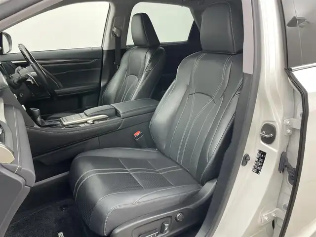 レクサス ＲＸ 450h バージョンL 岡山県 2022(令4)年 3.9万km ソニッククォーツ 純正12.3ナビ/【フルセグTV/Bluetooth/CD/DVD/USB接続】/パノラミックビューモニター/三眼LEDヘッドライト/レーダークルーズコントロール/プリクラッシュセーフティ/パーキングサポートブレーキ/パーキングサポートアラート/ブラインドスポットモニター/レーンキープアシスト/ヘッドアップディスプレイ/前席エアシート/全席シートヒーター/前席パワーシート/前席シートメモリー/ステアリングヒーター/オートブレーキホールド/パドルシフト/純正20インチAW/社外ドライブレコーダー（前後）/型番:DC-DR652/ビルトインETC2.0/オートハイビーム/ウィンカーミラー/プッシュスタート/ステアリングスイッチ/純正フロアマット/横滑り防止/盗難防止装置