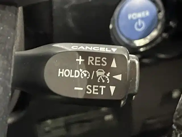 トヨタ プリウス Sセーフティプラス ツートーン 愛知県 2018(平30)年 2.6万km ダークブルーマイカメタリック/アティチュードブラックマイカ 衝突軽減ブレーキ/レーダークルーズコントロール/ビルトインETC/LEDヘッドライト/ドライブレコーダー/Bluetooth/コーナーセンサー/レーンキープアシスト/パーキングアシスト/オートハイビーム/プッシュスタート/スマートキー/純正フロアマット/純正アルミホイール/オートライト/禁煙車/電動格納ミラー/ステアリングリモコン/コンビハンドル/フォグランプ/TVキャンセラー