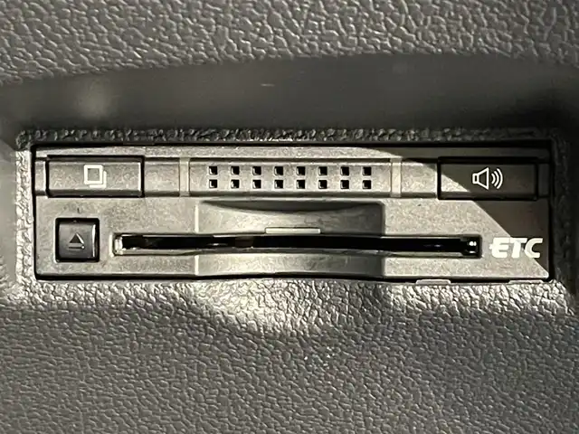 トヨタ プリウス Sセーフティプラス ツートーン 愛知県 2018(平30)年 2.6万km ダークブルーマイカメタリック/アティチュードブラックマイカ 衝突軽減ブレーキ/レーダークルーズコントロール/ビルトインETC/LEDヘッドライト/ドライブレコーダー/Bluetooth/コーナーセンサー/レーンキープアシスト/パーキングアシスト/オートハイビーム/プッシュスタート/スマートキー/純正フロアマット/純正アルミホイール/オートライト/禁煙車/電動格納ミラー/ステアリングリモコン/コンビハンドル/フォグランプ/TVキャンセラー