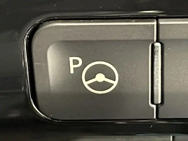 トヨタ プリウス Sセーフティプラス ツートーン 愛知県 2018(平30)年 2.6万km ダークブルーマイカメタリック/アティチュードブラックマイカ 衝突軽減ブレーキ/レーダークルーズコントロール/ビルトインETC/LEDヘッドライト/ドライブレコーダー/Bluetooth/コーナーセンサー/レーンキープアシスト/パーキングアシスト/オートハイビーム/プッシュスタート/スマートキー/純正フロアマット/純正アルミホイール/オートライト/禁煙車/電動格納ミラー/ステアリングリモコン/コンビハンドル/フォグランプ/TVキャンセラー