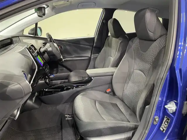 トヨタ プリウス Sセーフティプラス ツートーン 愛知県 2018(平30)年 2.6万km ダークブルーマイカメタリック/アティチュードブラックマイカ 衝突軽減ブレーキ/レーダークルーズコントロール/ビルトインETC/LEDヘッドライト/ドライブレコーダー/Bluetooth/コーナーセンサー/レーンキープアシスト/パーキングアシスト/オートハイビーム/プッシュスタート/スマートキー/純正フロアマット/純正アルミホイール/オートライト/禁煙車/電動格納ミラー/ステアリングリモコン/コンビハンドル/フォグランプ/TVキャンセラー