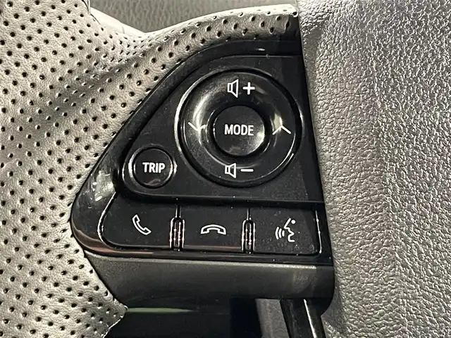 トヨタ プリウス Sセーフティプラス ツートーン 愛知県 2018(平30)年 2.6万km ダークブルーマイカメタリック/アティチュードブラックマイカ 衝突軽減ブレーキ/レーダークルーズコントロール/ビルトインETC/LEDヘッドライト/ドライブレコーダー/Bluetooth/コーナーセンサー/レーンキープアシスト/パーキングアシスト/オートハイビーム/プッシュスタート/スマートキー/純正フロアマット/純正アルミホイール/オートライト/禁煙車/電動格納ミラー/ステアリングリモコン/コンビハンドル/フォグランプ/TVキャンセラー