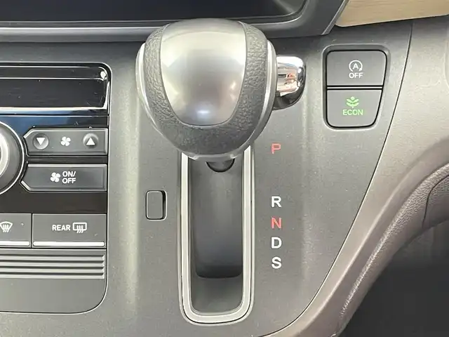 ホンダ フリード G ホンダセンシング 千葉県 2019(平31)年 6.2万km ホワイトオーキッドパール 禁煙車　/社外７型ナビ（MDV-S706）　/AM＆FM＆Bluetooth＆フルセグTV＆CD＆DVD/ホンダセンシング/衝突軽減ブレーキ/レーダークルーズコントロール　/ビルトインＥＴＣ　/レーンキープアシスト　/両側電動スライドドア　/ＬＥＤヘッドライト（オートライト付き）/ドアバイザー　/ＩＳＯＦＩＸ/2列目キャプテンシート/バックカメラ/アイドリングストップ/ウィンカーミラー/プッシュスタート