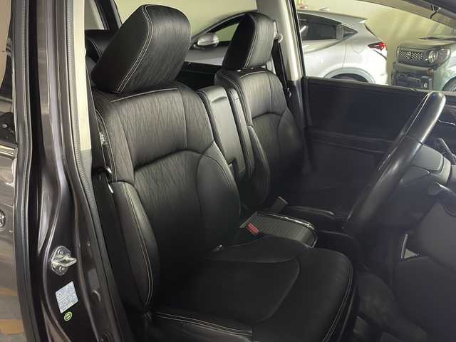 ホンダ オデッセイ ハイブリッド アブソルート・EXホンダセンジング 広島県 2017(平29)年 5.7万km モダンスティールM 禁煙車/純正ナビ/バックカメラ/両側パワースライドドア/ブラインドスポットモニター/1500W給電/レーダークルーズコントロール/ＥＴＣ/オットマン/オートライト/VENERDI18インチアルミホイール(225/45/R18)/衝突被害軽減/レーンキープアシスト/フォグランプ/エアバッグ(運転席/助手席/サイド/カーテン)