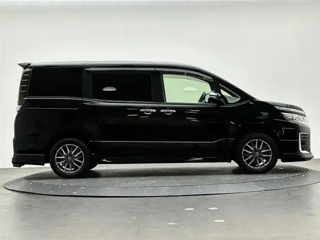 トヨタ ヴォクシー ZS 煌 愛媛県 2015(平27)年 9.1万km ブラック 社外ディスプレイオーディオ　/バックカメラ　/前方ドラレコ　/純正ETC　/両側パワースライドドア/社外シフトノブ　/社外コンソール　/LEDライト　/スペアキー/純正アルミホイール