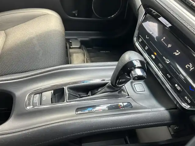 ホンダ ヴェゼル X ホンダセンシング 福岡県 2019(令1)年 5.3万km プラチナホワイトパール ・ディーラー点検記録簿R2~R6年有り/・純正ナビ（DVD/CD/TV/SD/USB/BT）/・フルセグテレビ/・バックカメラ/・ステアリングスイッチ/・クルーズコントロール/・アイドリングストップ/・電子パーキング/・ブレーキホールド/・横滑り防止装置/・衝突被害軽減システム/・レーンアシスト/・先行車発進お知らせ/・ドライブレコーダー（前後）/・ECOモード/・ETC/・オートライト/・LEDヘッドライト/・フォグライト/・プッシュスタート/・スマートキー/・スペアキー×１/・電動格納ミラー/・ウィンカーミラー/・純正フロアマット/・純正１６インチアルミホイール/・保証書/・取説
