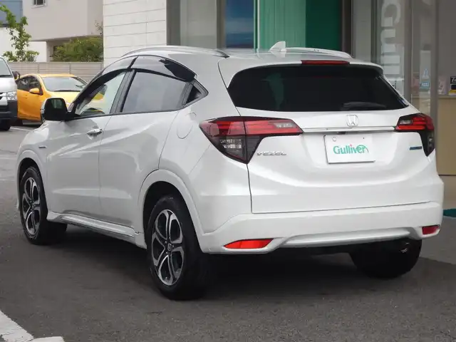 ホンダ ヴェゼル ハイブリッド Z ホンダセンシング 静岡県 2020(令2)年 7.1万km プラチナホワイトパール ワンオーナー/衝突軽減ブレーキ/車線逸脱警報/ルーフレール/純正メモリナビ/・VXM-205VFEi/・フルセグ/・DVD再生/・CD再生/・Bluetooth接続/バックカメラ/LEAFTEC製ドライブレコーダー/・KDR-L30/・車内録画機能付き/アダプティブクルーズコントロール/・車線維持システム付き/ETC/ハーフレザーシート/前席シートヒーター/本革巻きステアリング/パドルシフト/ISOFIX/オートワイパー/オートライト/フォグライト/オールオートウィンドウ/ウインカーミラー/電動格納ミラー/純正フロアマット/純正フットライト/ドアバイザー/プッシュスタート/スマートキー×2/取扱説明書/新車保証書